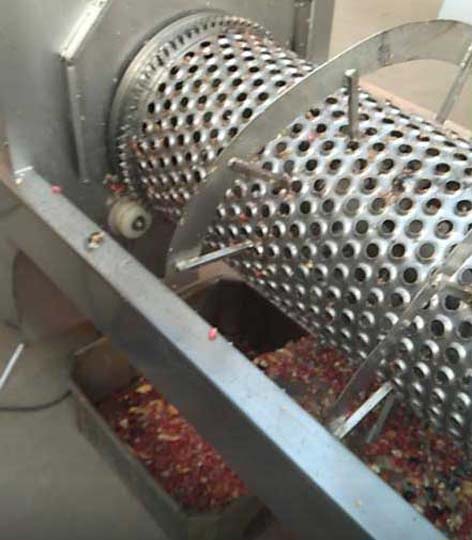 Working process of pomegranate peeler