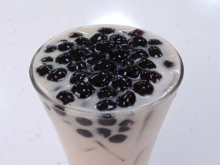 boba, perle di tapioca nel tè al latte