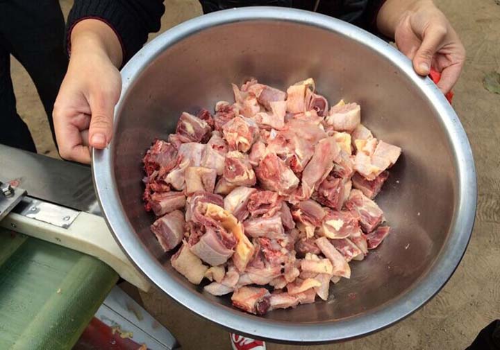 chicken cutting effect of the meat cutter