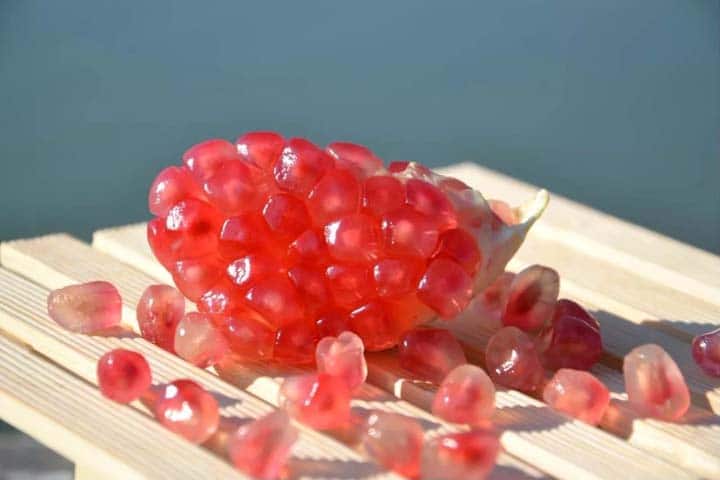 clean pomegranate seeds