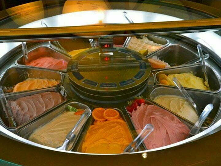 divers goûts de crème glacée dure